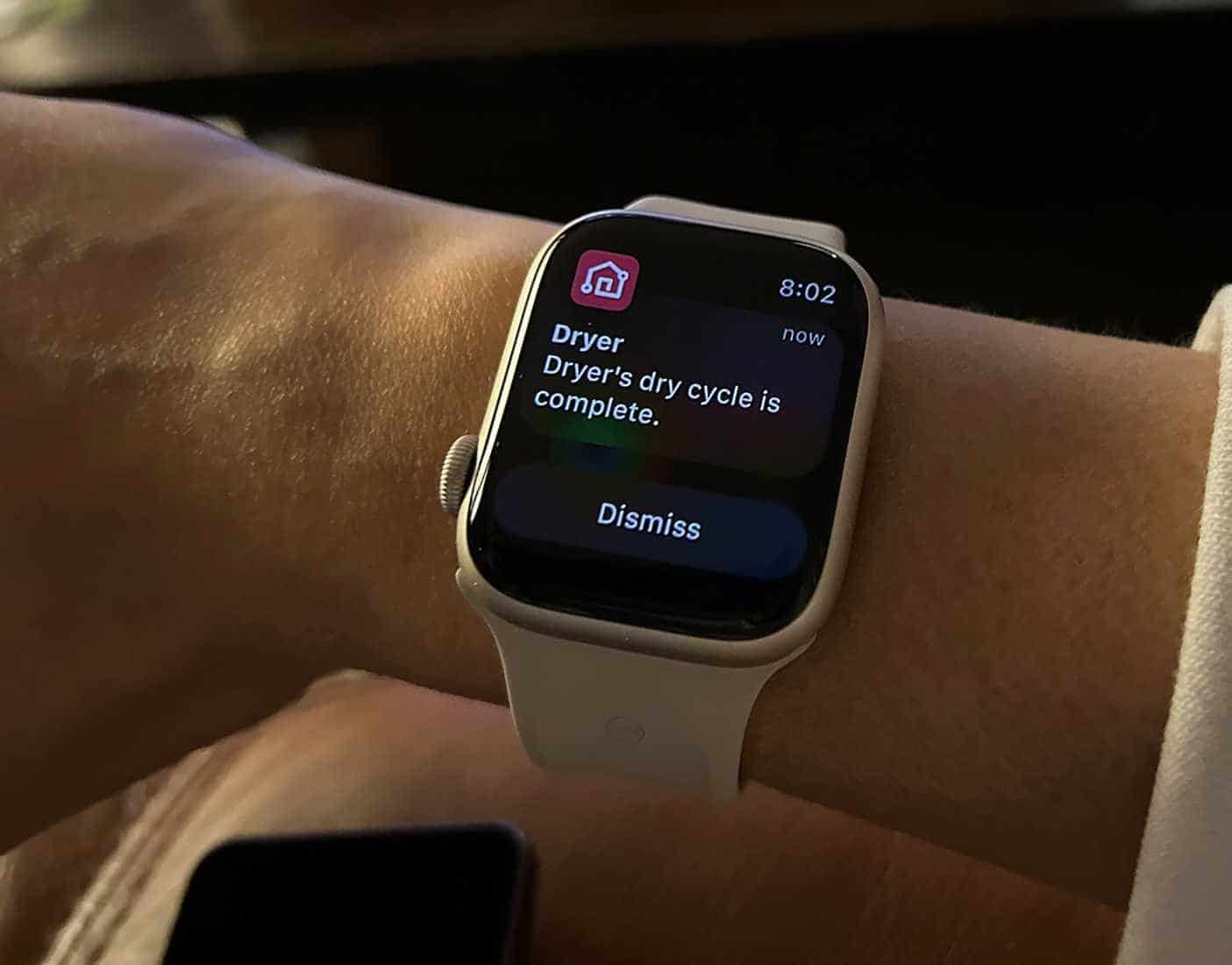 ساعة Apple على معصم تعرض إشعار LG ThinQ لدورة تجفيف.