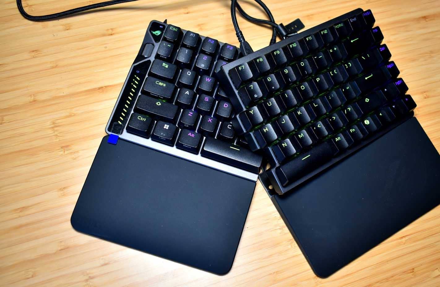 Clavier divisé Asus ROG Falcata en haut.