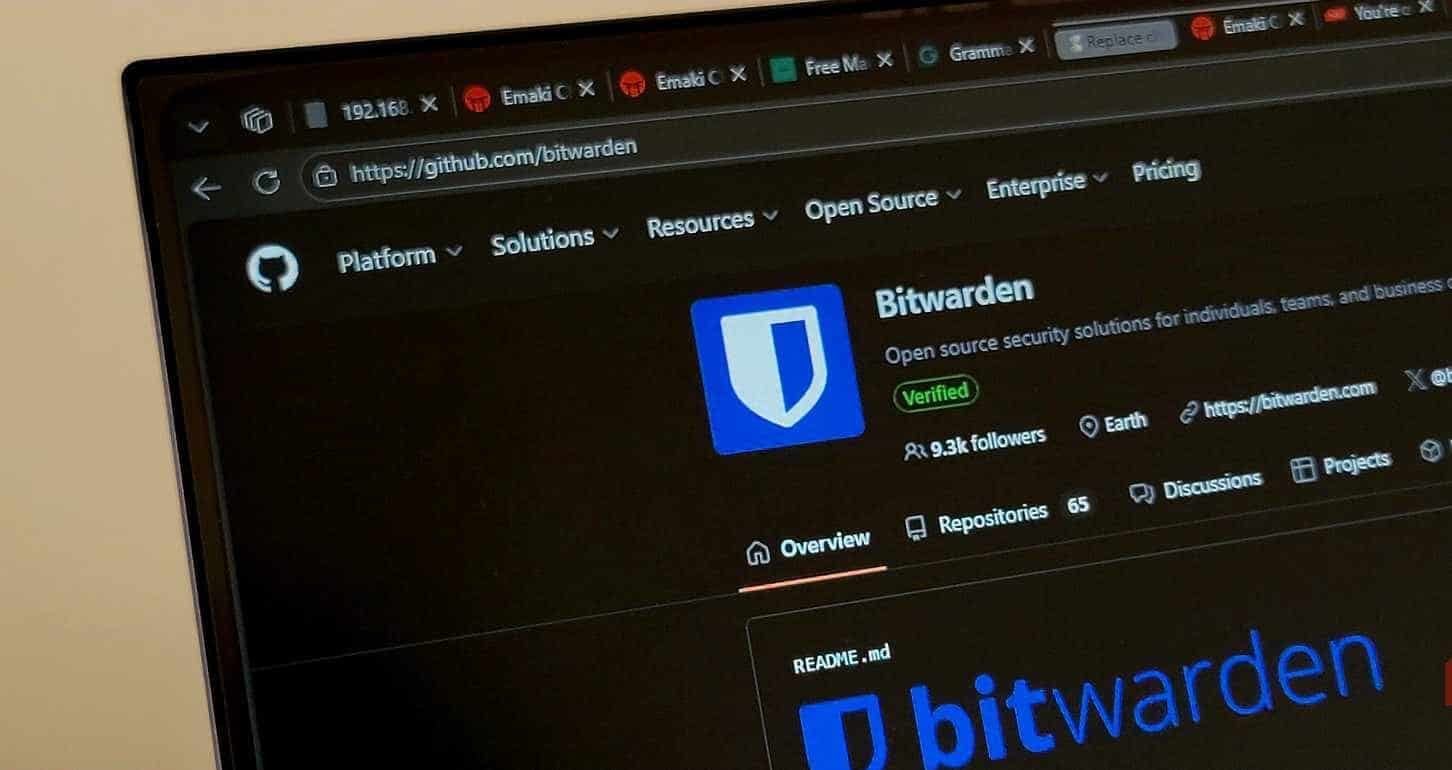 صفحة Bitwarden GitHub مفتوحة على متصفح Edge