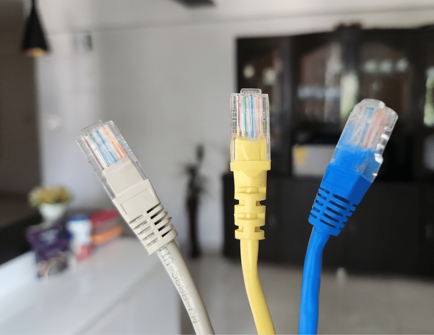 Cavi Ethernet blu, gialli e grigi