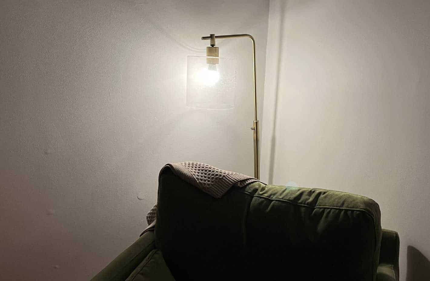 Slimme lamp achter een stoel, 100% lamp
