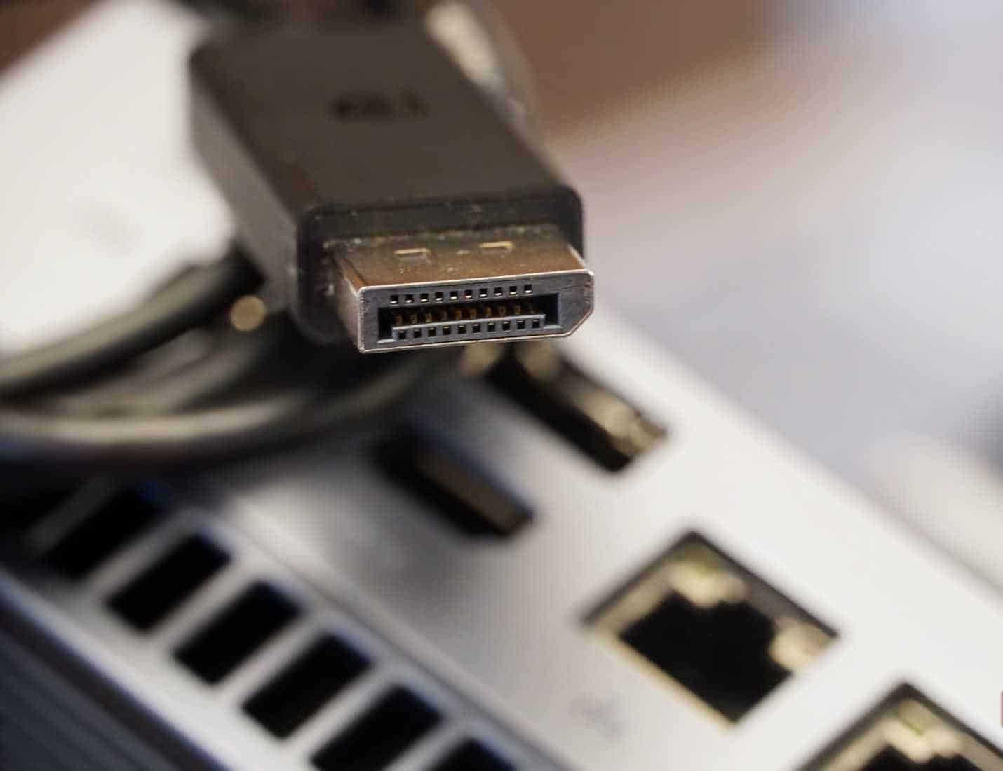 DisplayPort kablosu, küçük bir bilgisayarın bağlantı noktalarına bağlanmıştır.
