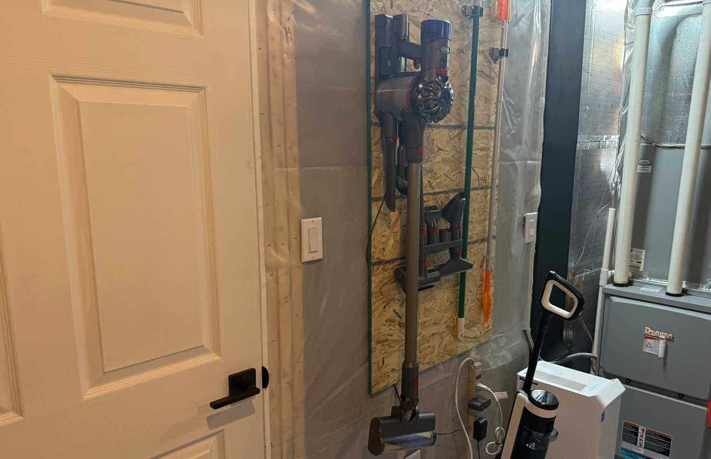 مكنسة Dyson V8 قيد الشحن على قاعدة تثبيت على الحائط