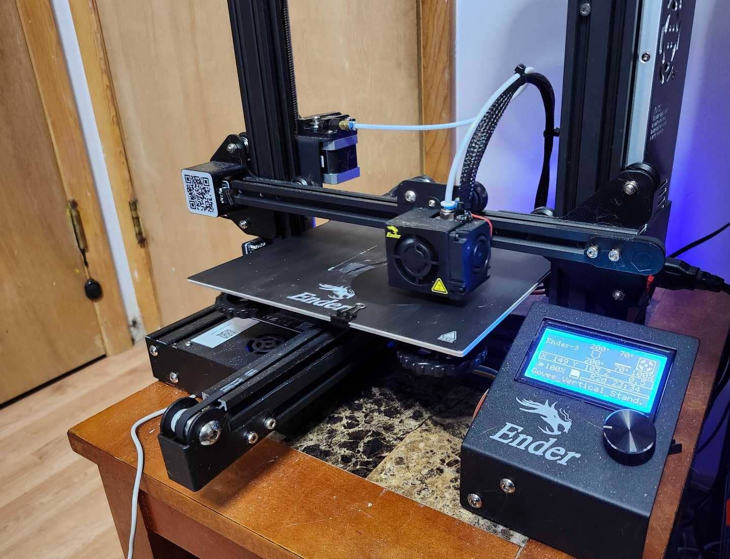 طابعة Ender 3 ثلاثية الأبعاد تطبع قواعد
