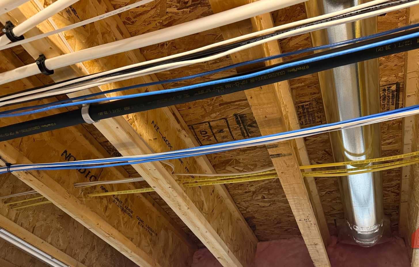 Cavi Ethernet e di alimentazione nelle travi del pavimento