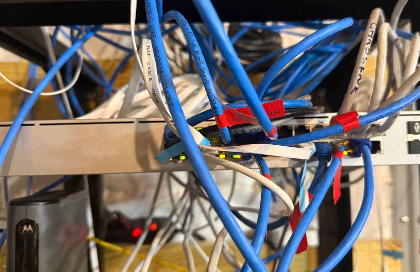 Cavi Ethernet collegati alla scheda di rete