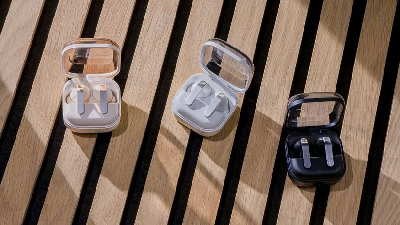 The Galaxy Buds4 in all color variants against a wooden background