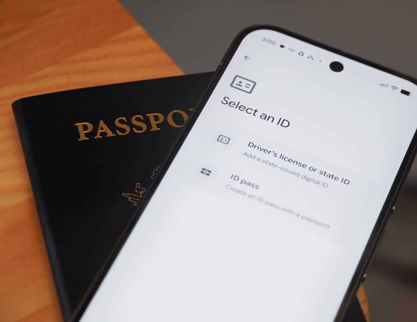 Google Wallet su un telefono Android sopra un passaporto.