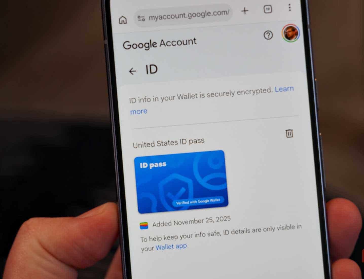 Visualizzazione di una carta d'identità americana in un browser web.
