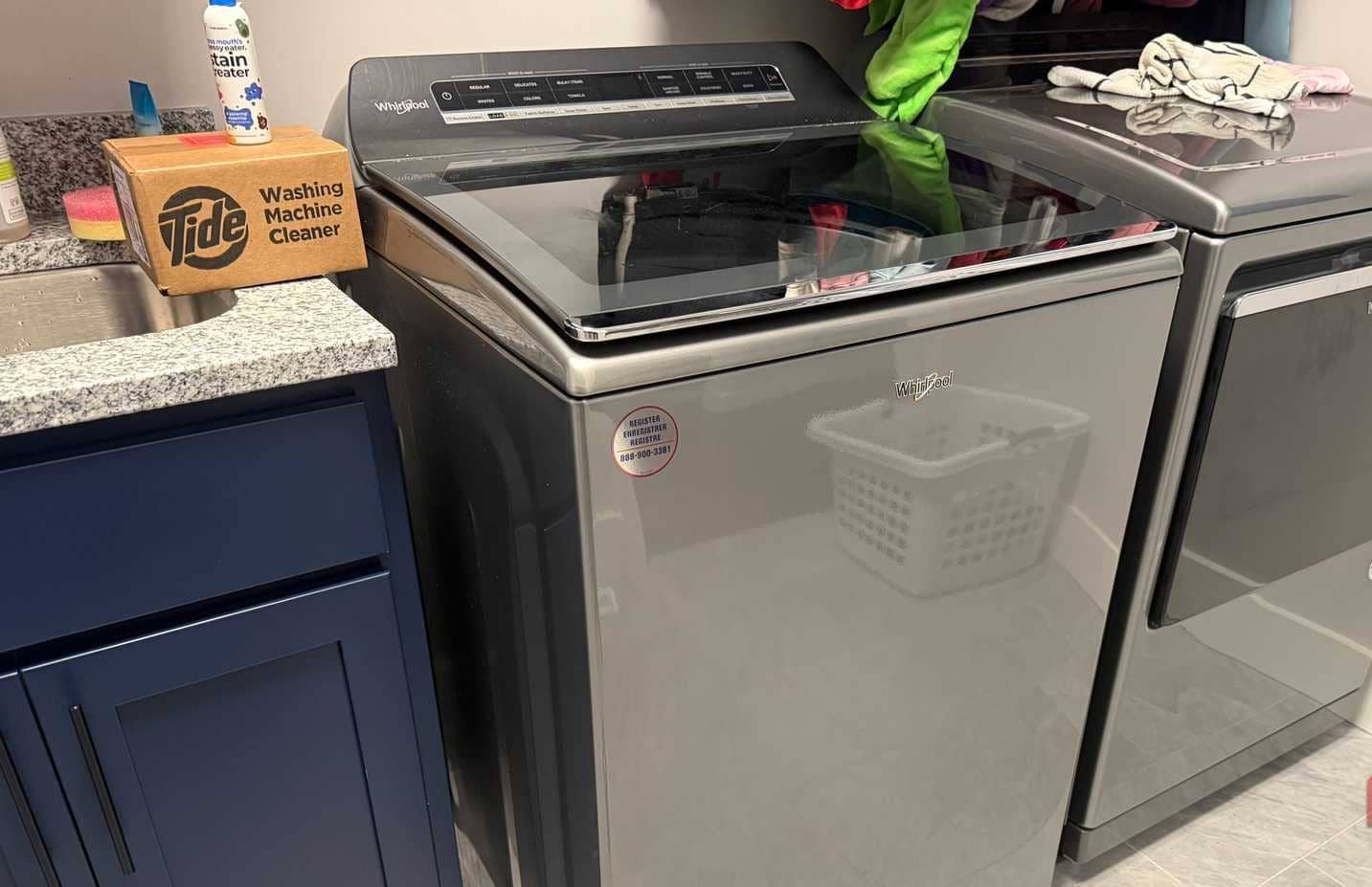 غسالة ومجفف Whirlpool رماديان جنبًا إلى جنب