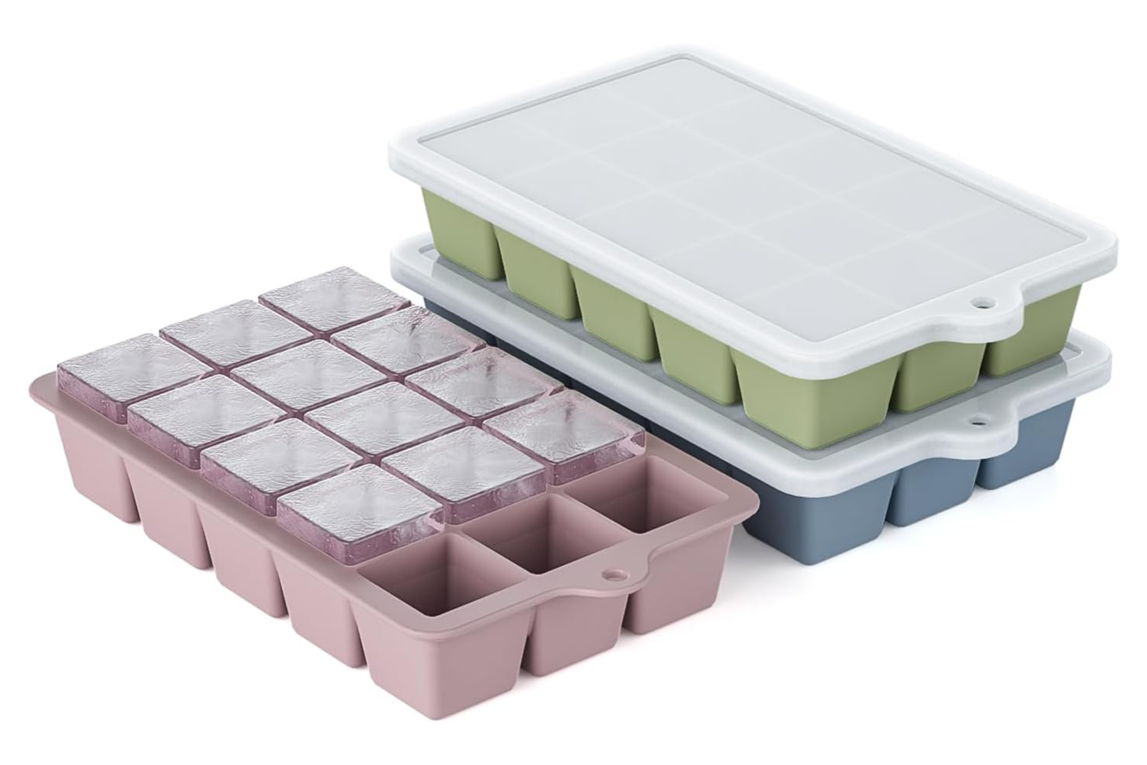 Vaschette per cubetti di ghiaccio su sfondo bianco.