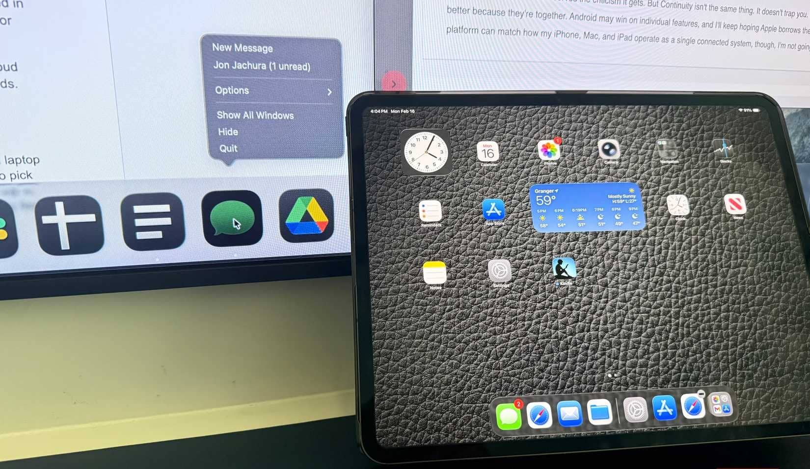 Die Bildschirme von iPad Pro und Mac Mini zeigen iMessage-Benachrichtigungen an.