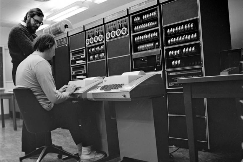 Ken Thompson e Dennis Ritchie stanno lavorando su Unix