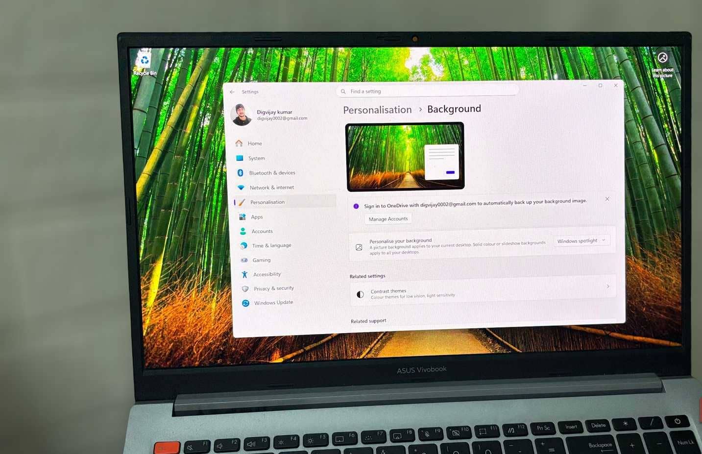 Windows 11 arka plan ayarlarını gösteren, temiz ve odaklanmış bir masaüstü görünümüne sahip dizüstü bilgisayar.-1