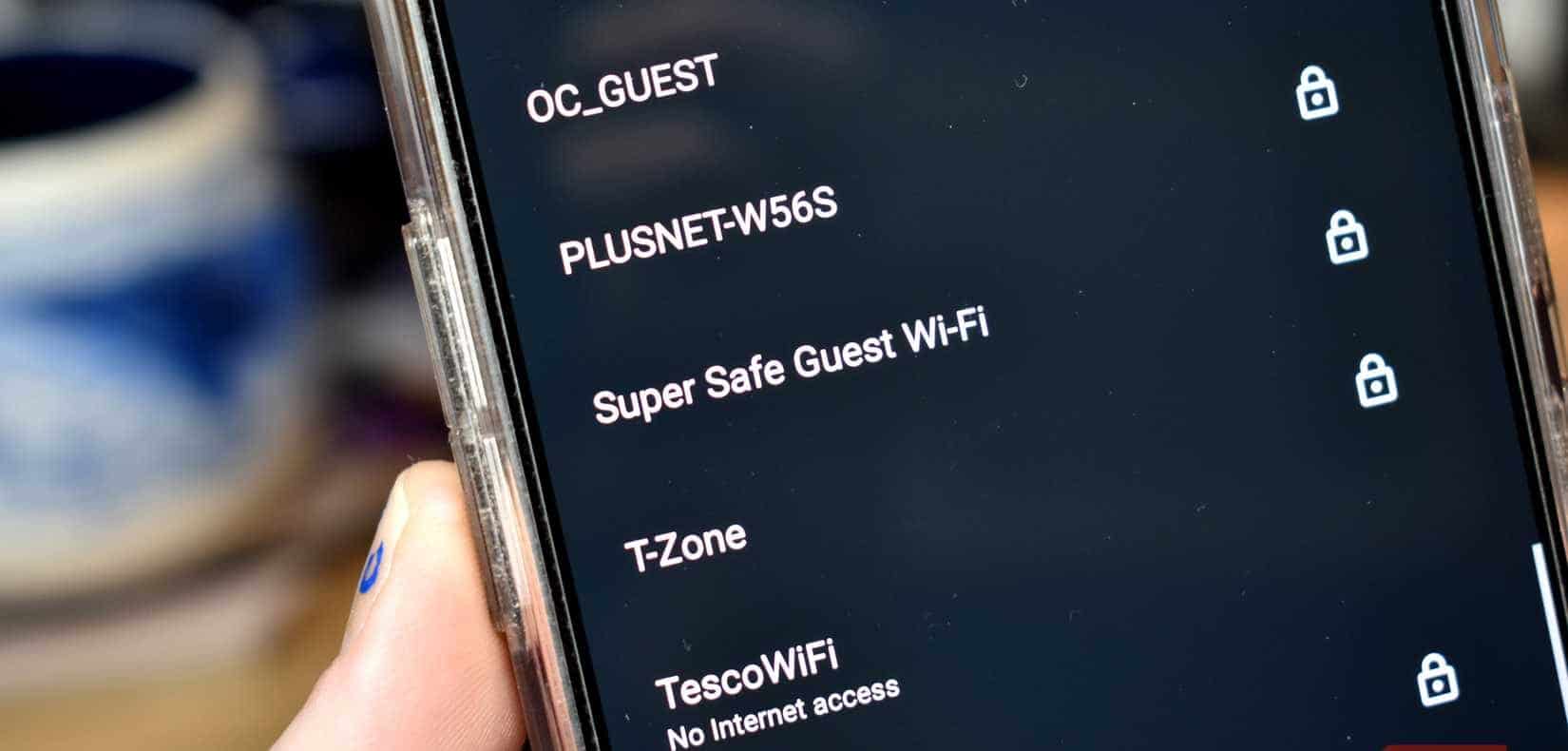 قائمة شبكات wifi على شاشة الهاتف الذكي.