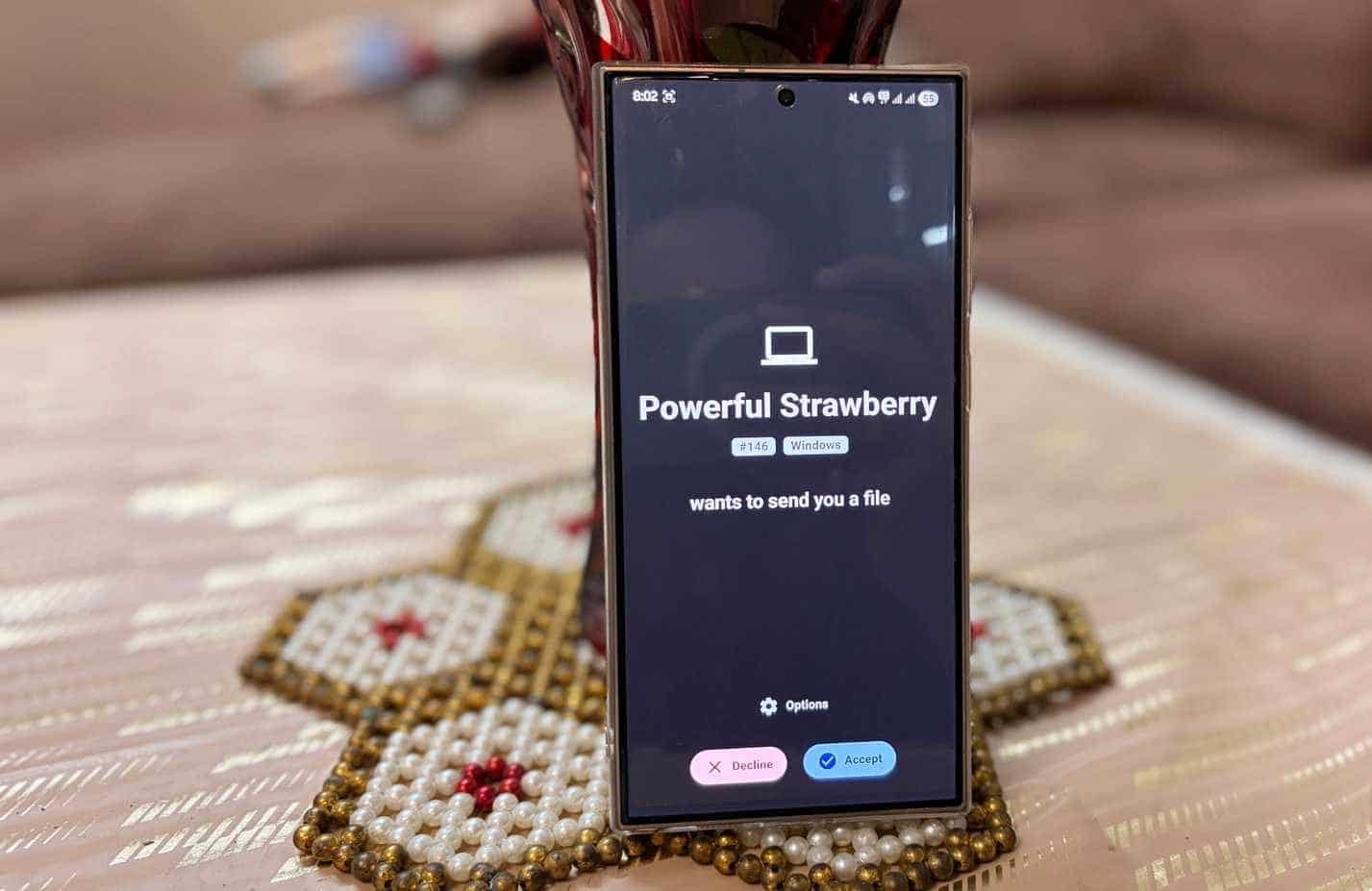 Scherm voor inkomende bestandsverzoeken in LocalSend vanaf een Windows Powerful Strawberry-apparaat met knoppen 'Accepteren' en 'Weigeren'.