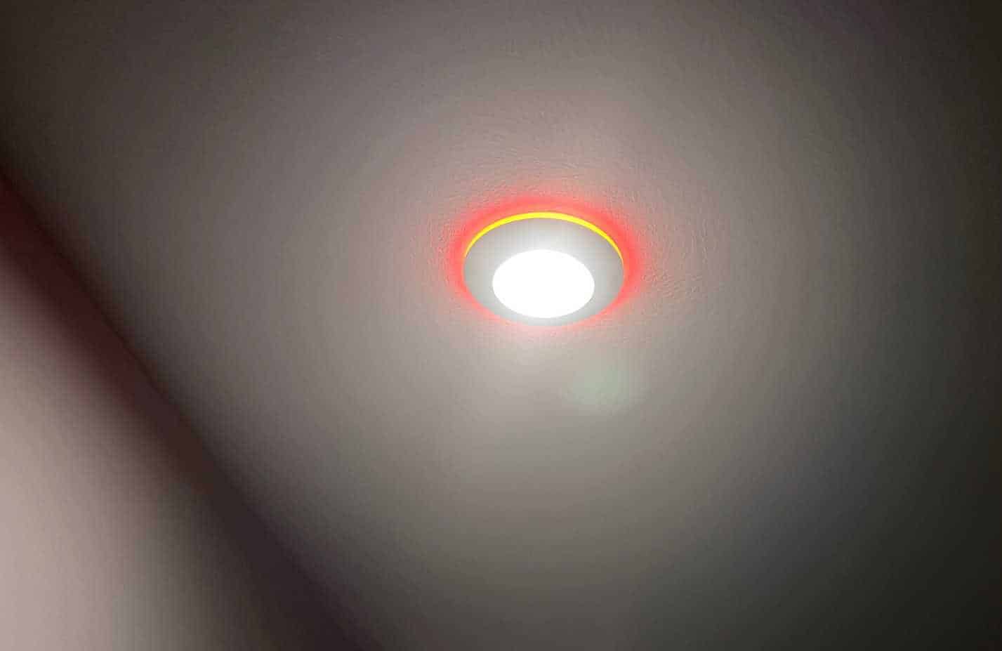 De lamp kan oplichten met een oranje ring.