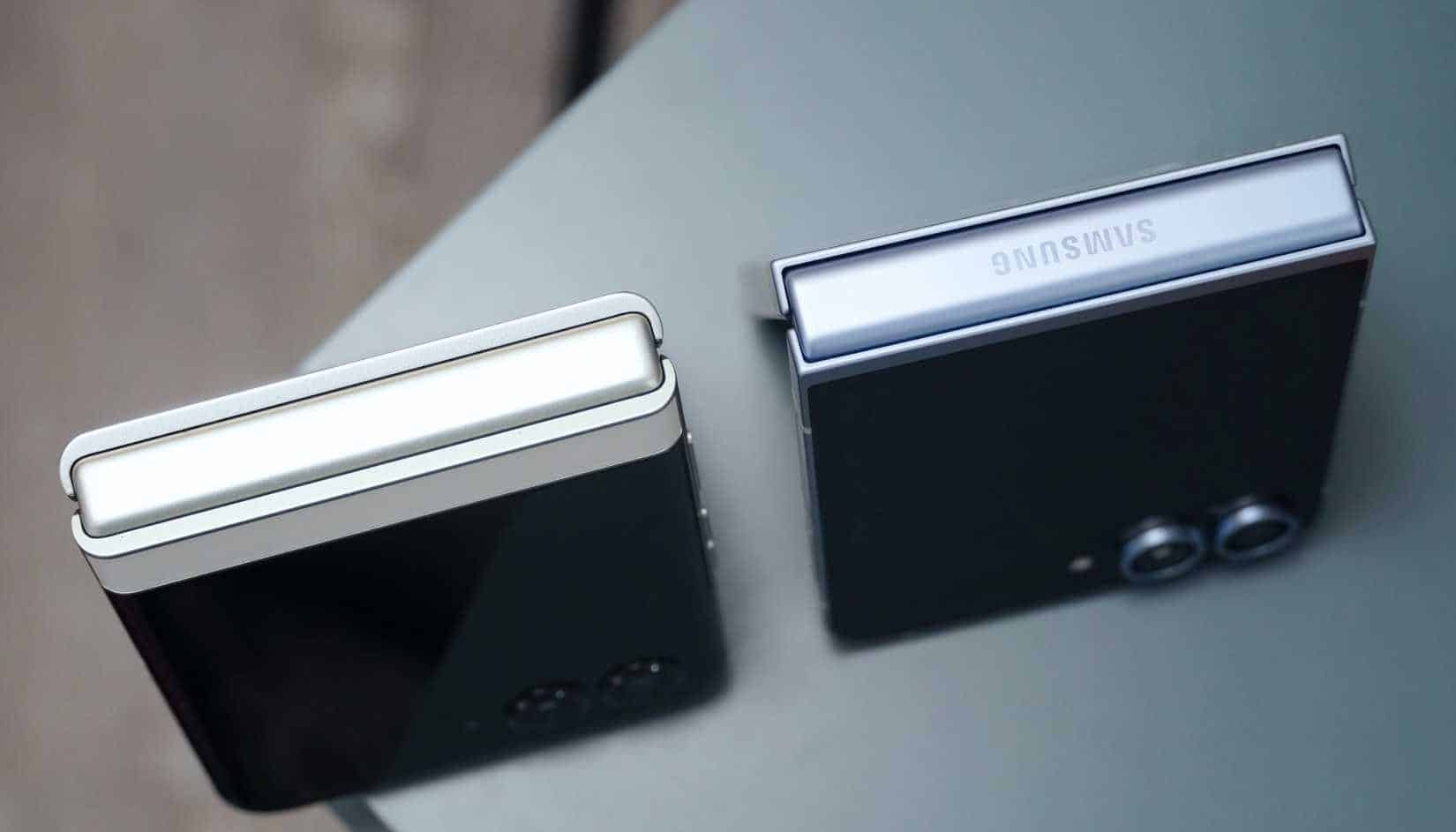 مقارنة من الأعلى بين Samsung Galaxy Z Flip 6 و Motorola Razr 2025.