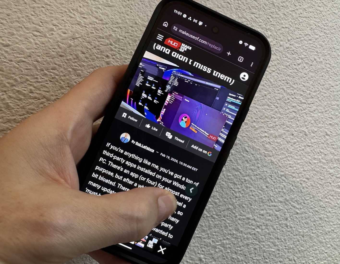 Nella foto di un Pixel 9 in mano non è visibile alcuna anteprima del gesto indietro.