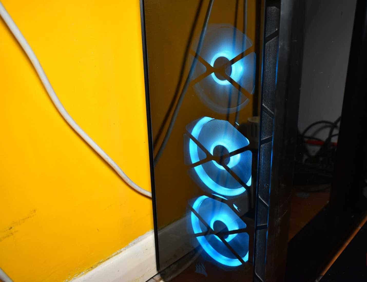 PC riposto nell'angolo.