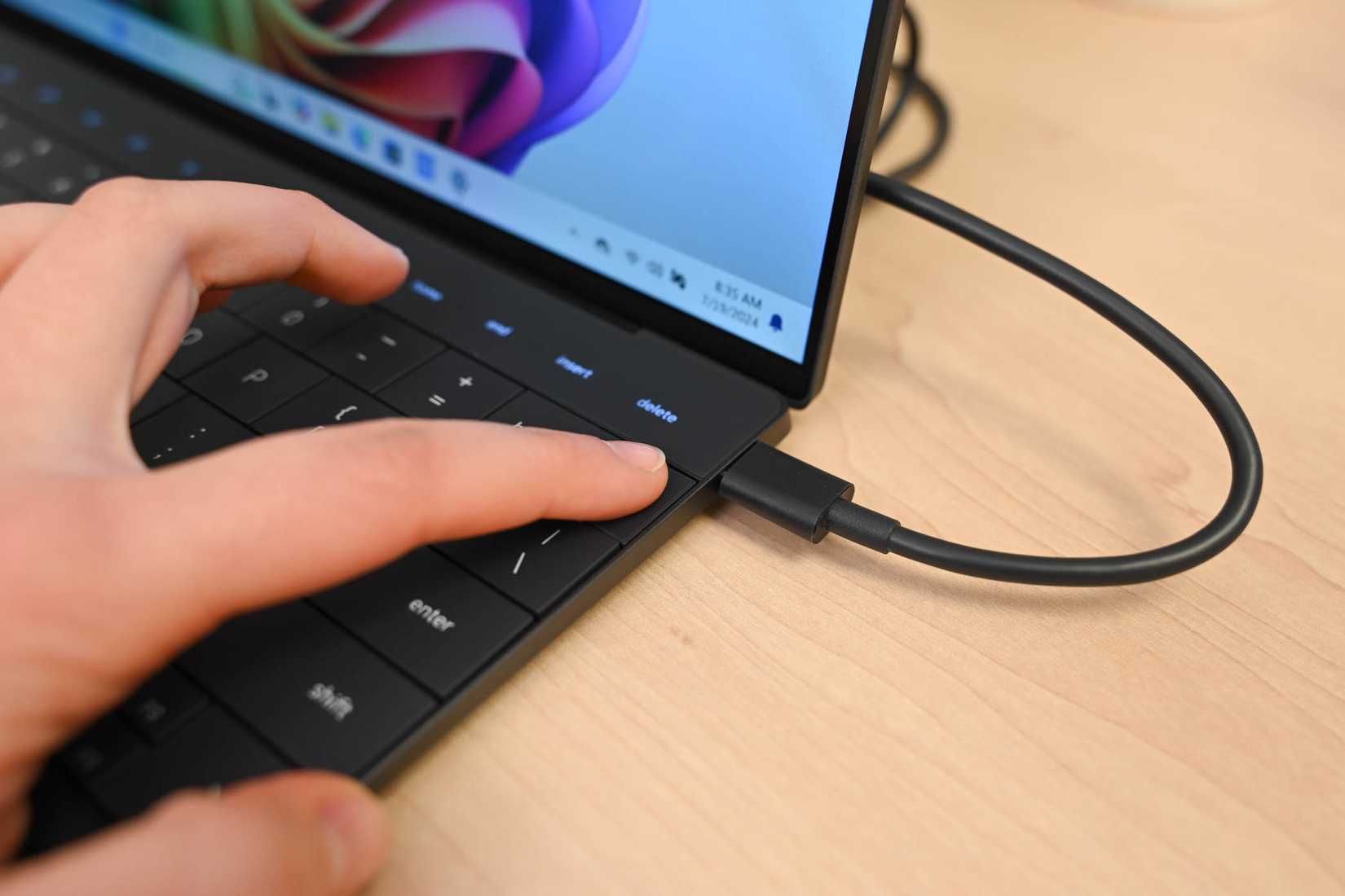 Eine Person, die den Fingerabdrucksensor eines Dell XPS 13-1 benutzt