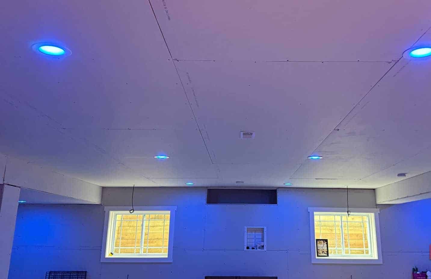 Philips Hue lampen blauw kelder grote kamer