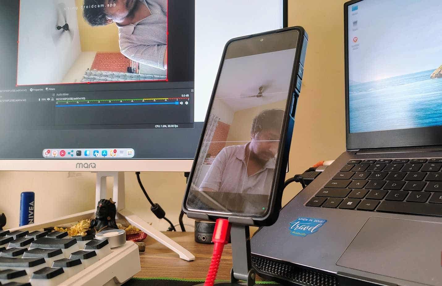 Un telefono che ostruisce il tavolo con un supporto e cavi extra