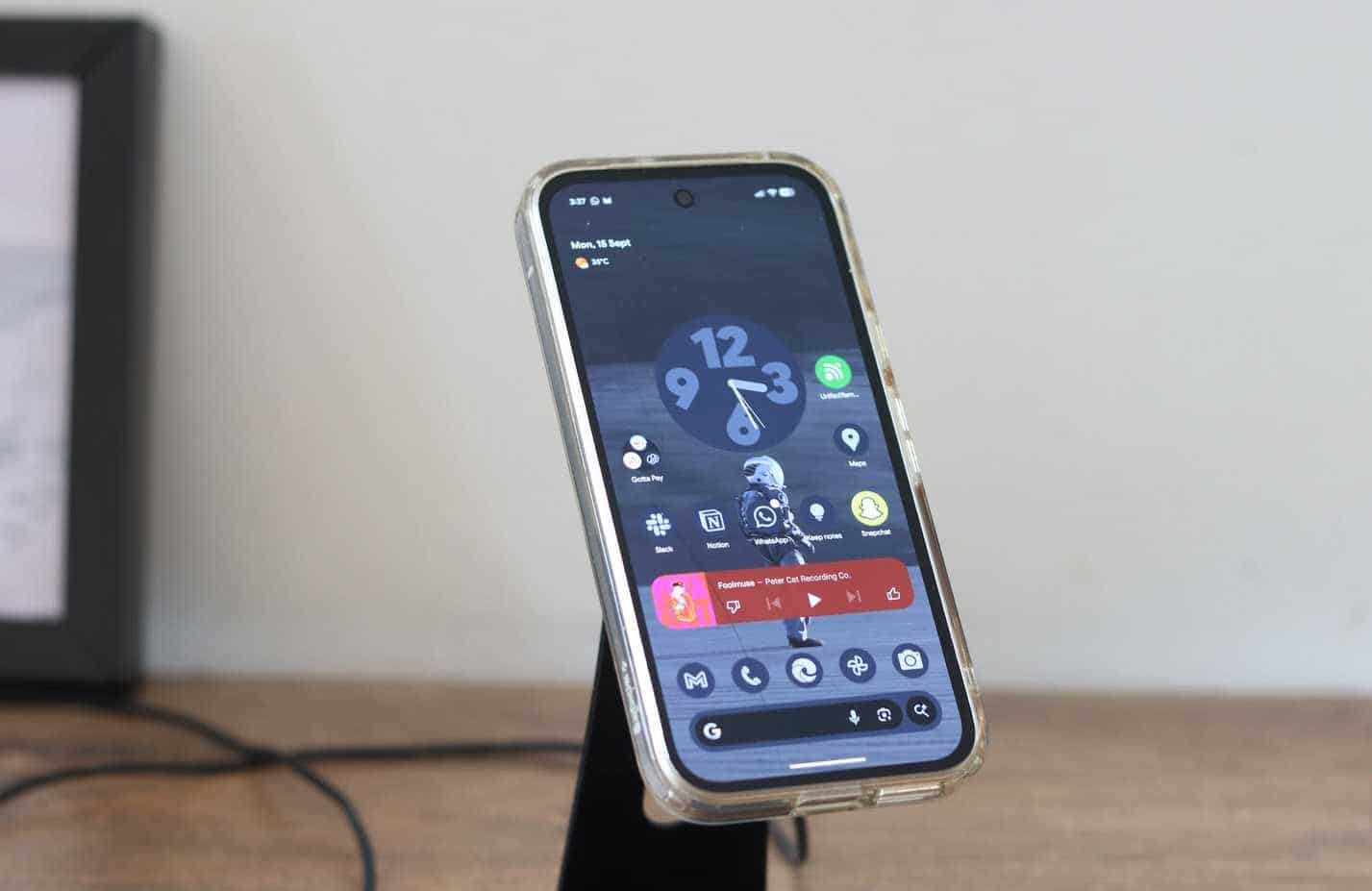 Pixel 9a auf einem kabellosen Ladepad.