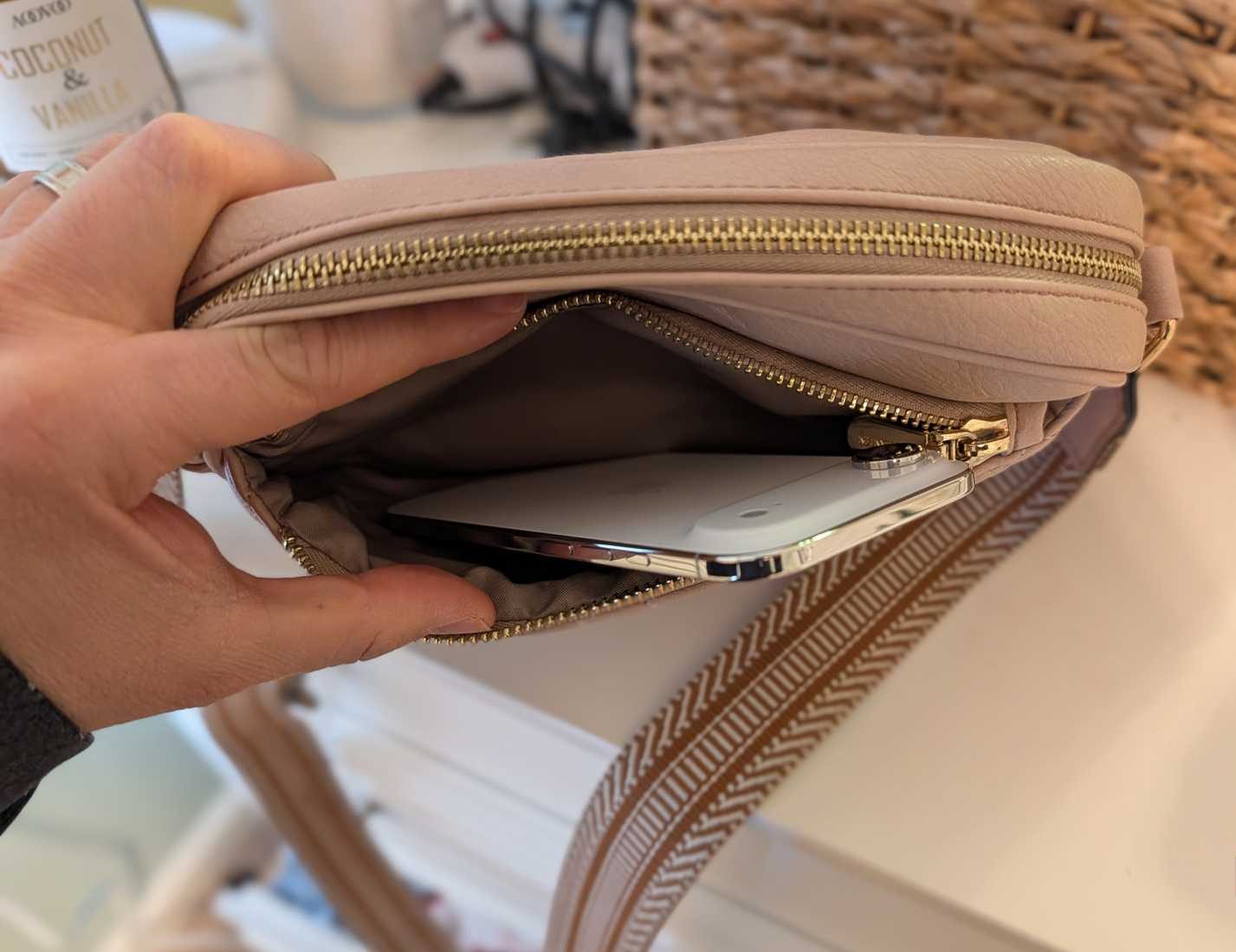 Metti il ​​telefono nella borsa