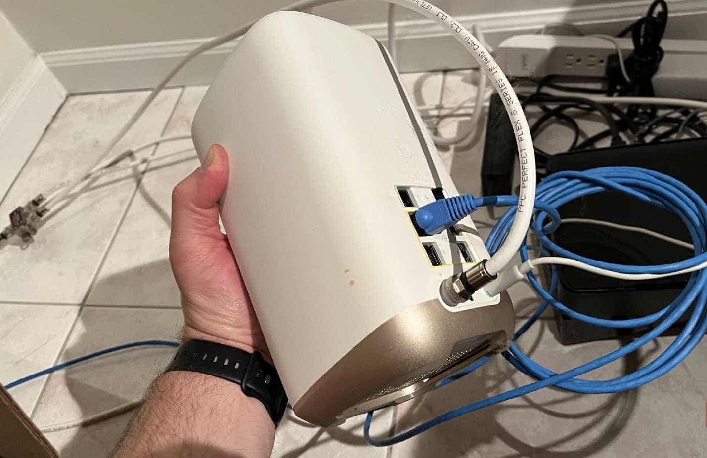 Держат Wi-Fi-роутер