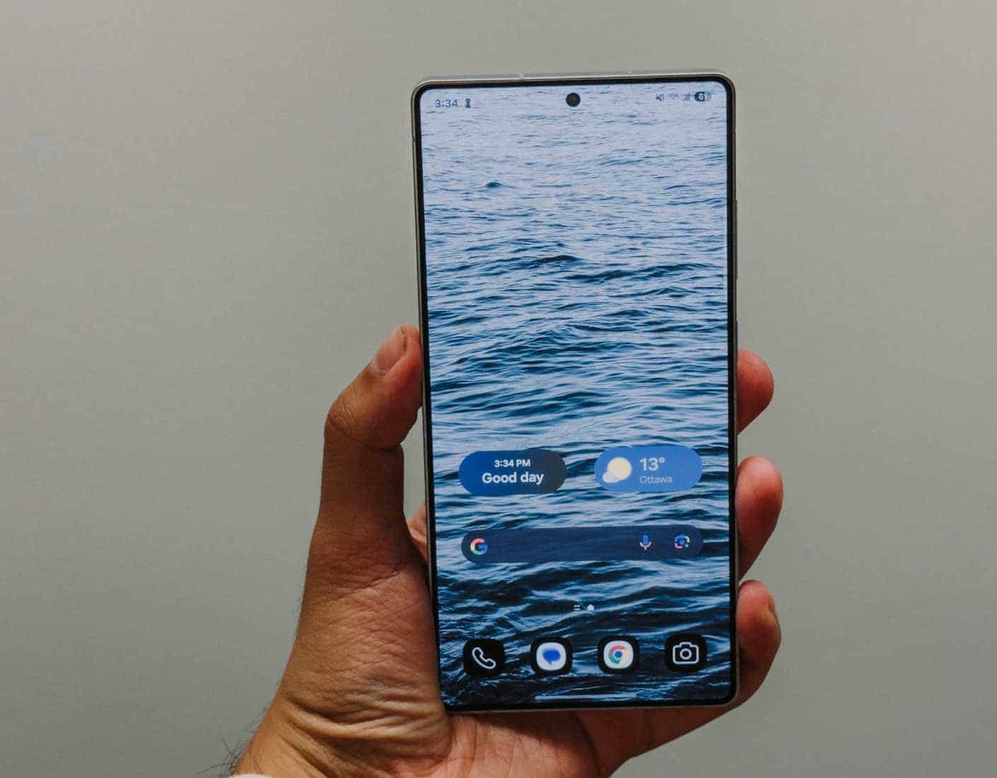 Samsung Galaxy S25 Ultra Hauptbildschirm in der Hand.