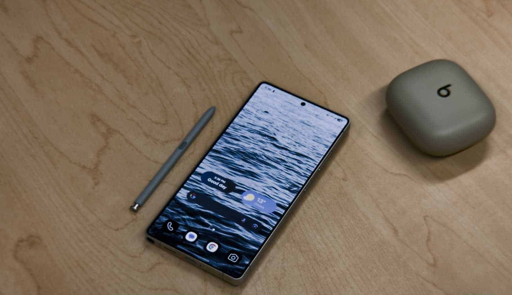 Samsung Galaxy S25 Ultra mit S-Pen auf einem Holztisch.
