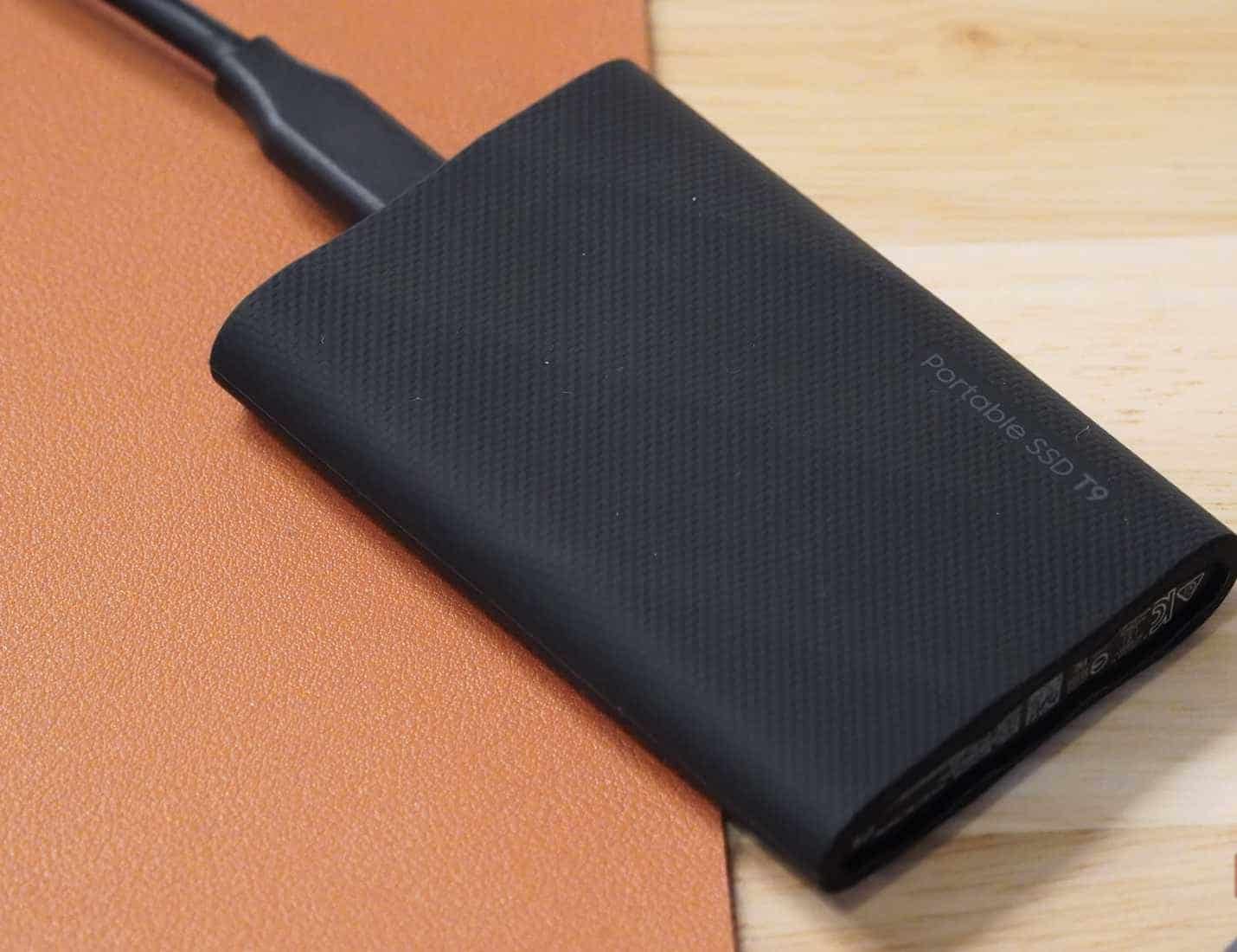 Unità a stato solido portatile Samsung T9 con cavo collegato.