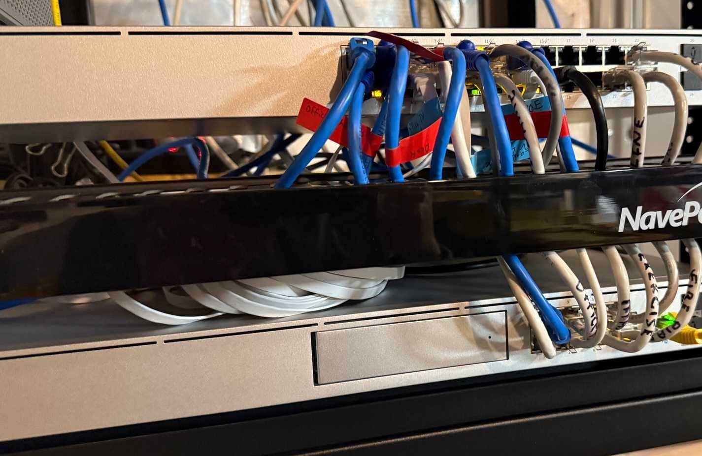 Diversi cavi Ethernet instradati attraverso l'organizzatore