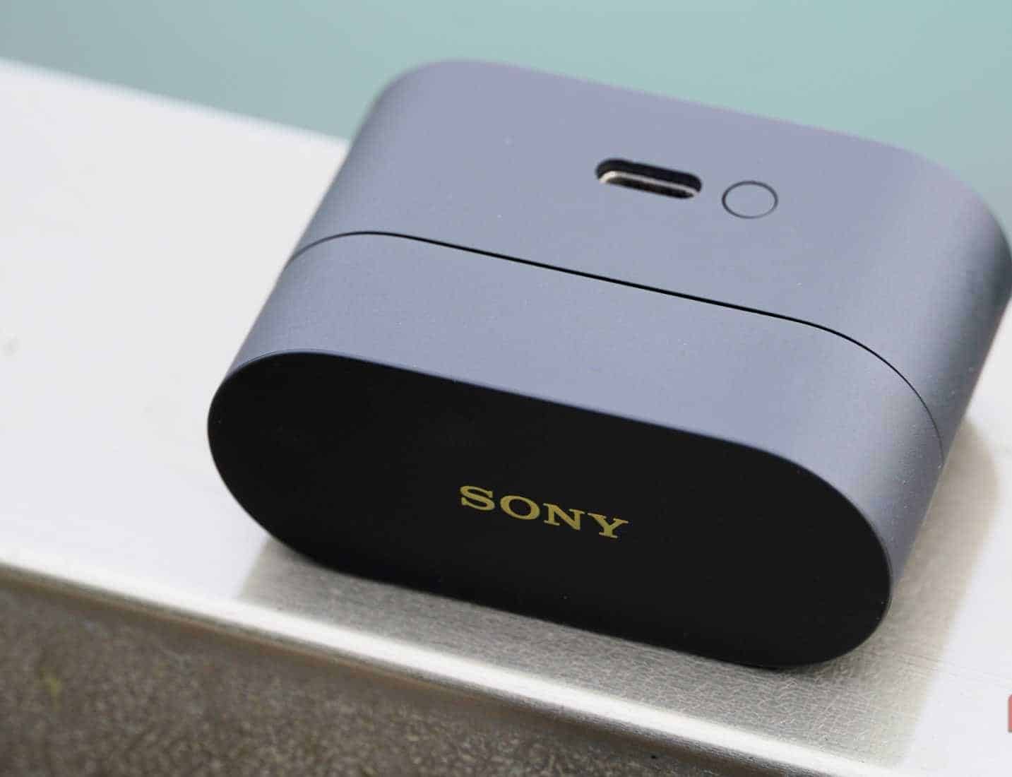ソニー WF-1000XM6 ヘッドホン充電ケースはバリアに取り付けられています。
