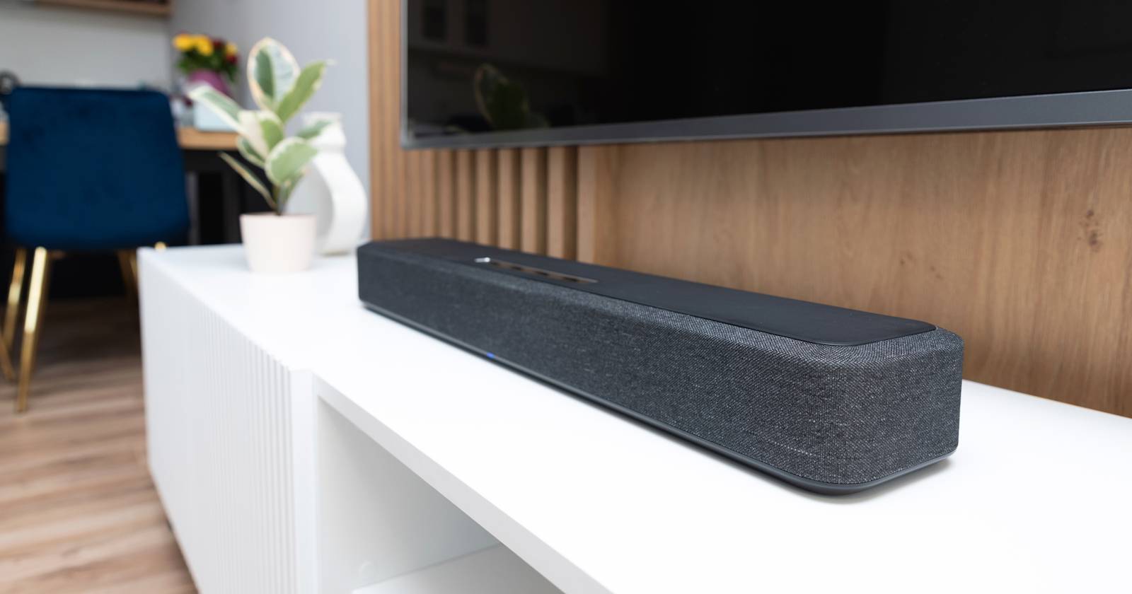 스피커 음질을 향상시키려면 이 HDMI 케이블을 사용하십시오. 그렇지 않으면 음질이 저하될 수 있습니다.