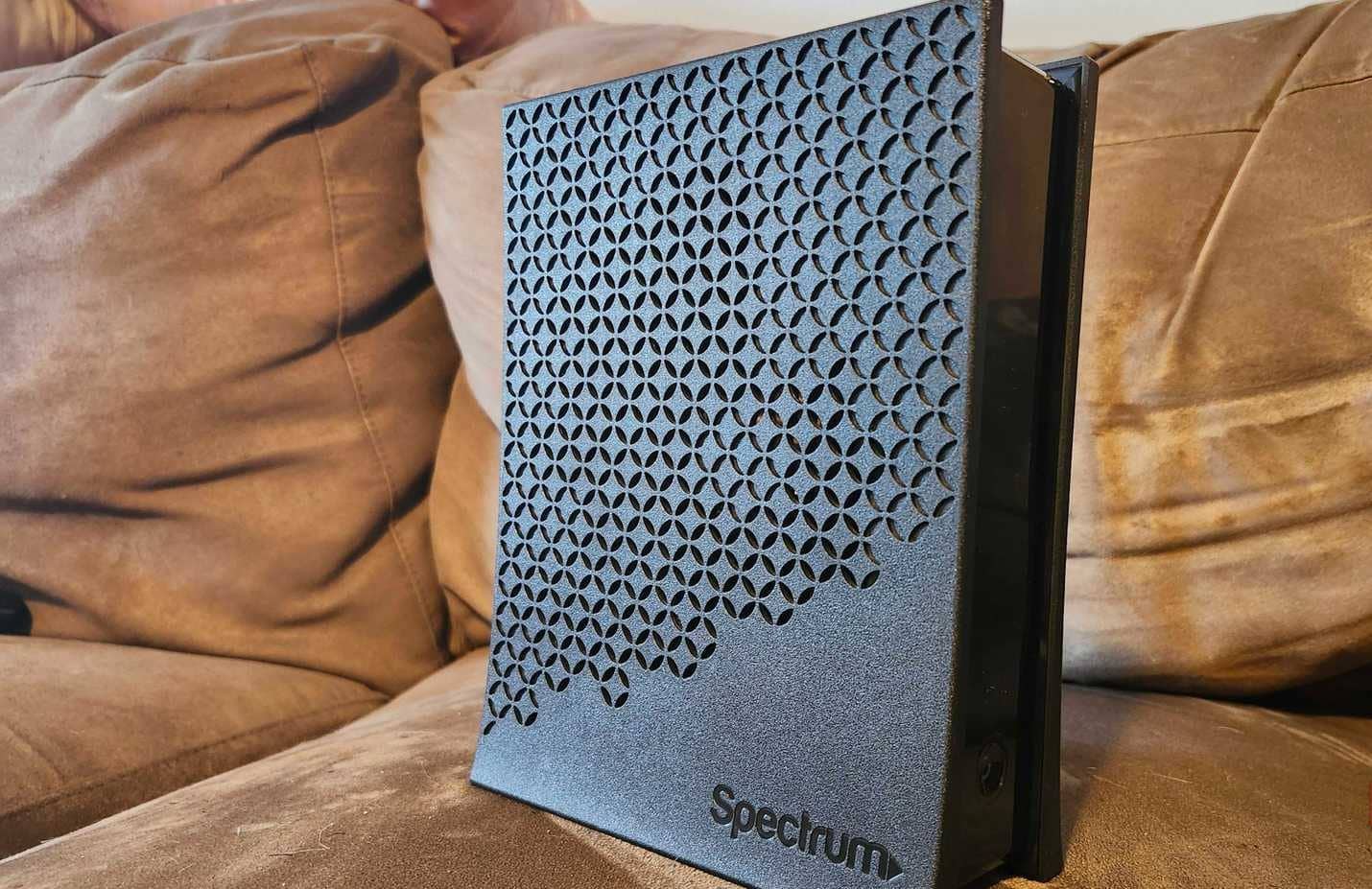 مودم كابل Spectrum على أريكة