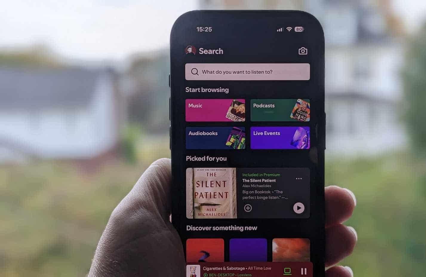 Αρχική οθόνη Spotify σε iPhone μπροστά από παράθυρο