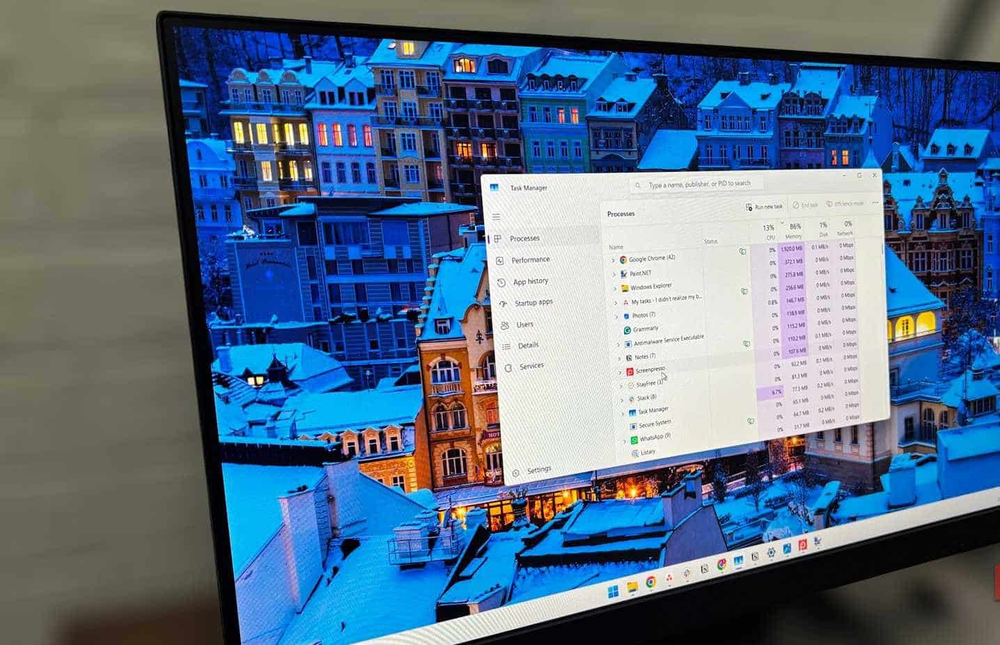 Task Manager aperto su un PC Windows che mostra l'utilizzo della memoria del browser.