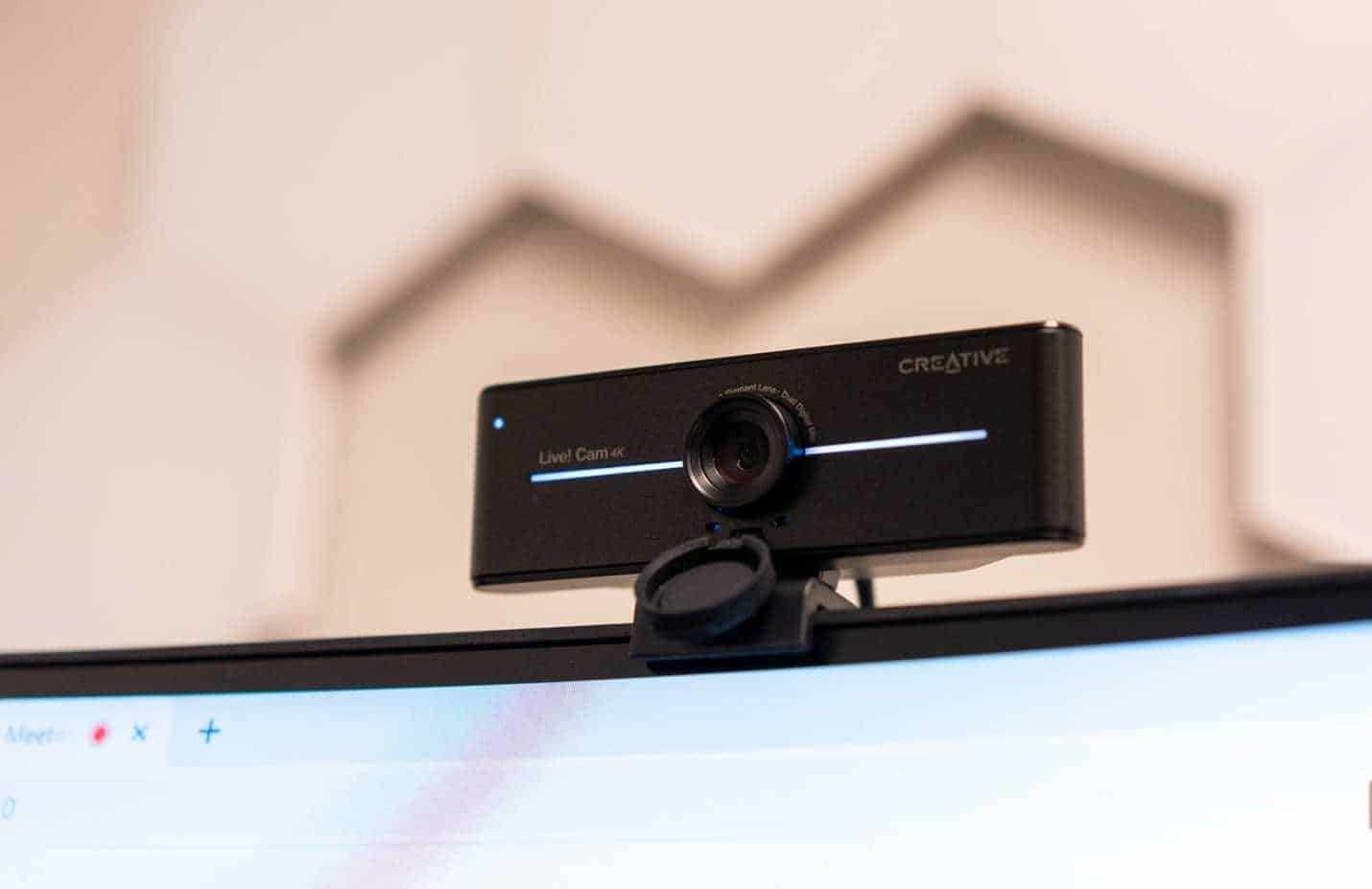Creative Live! Cam Sync 4K Webcam an einem Computer