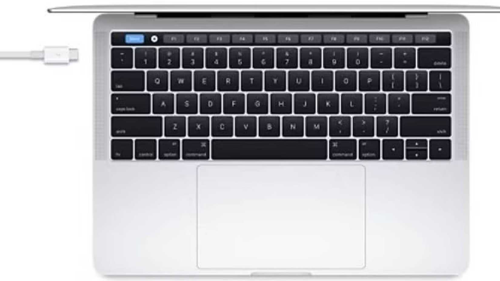 Um cabo Thunderbolt 3 conecta-se a um MacBook.