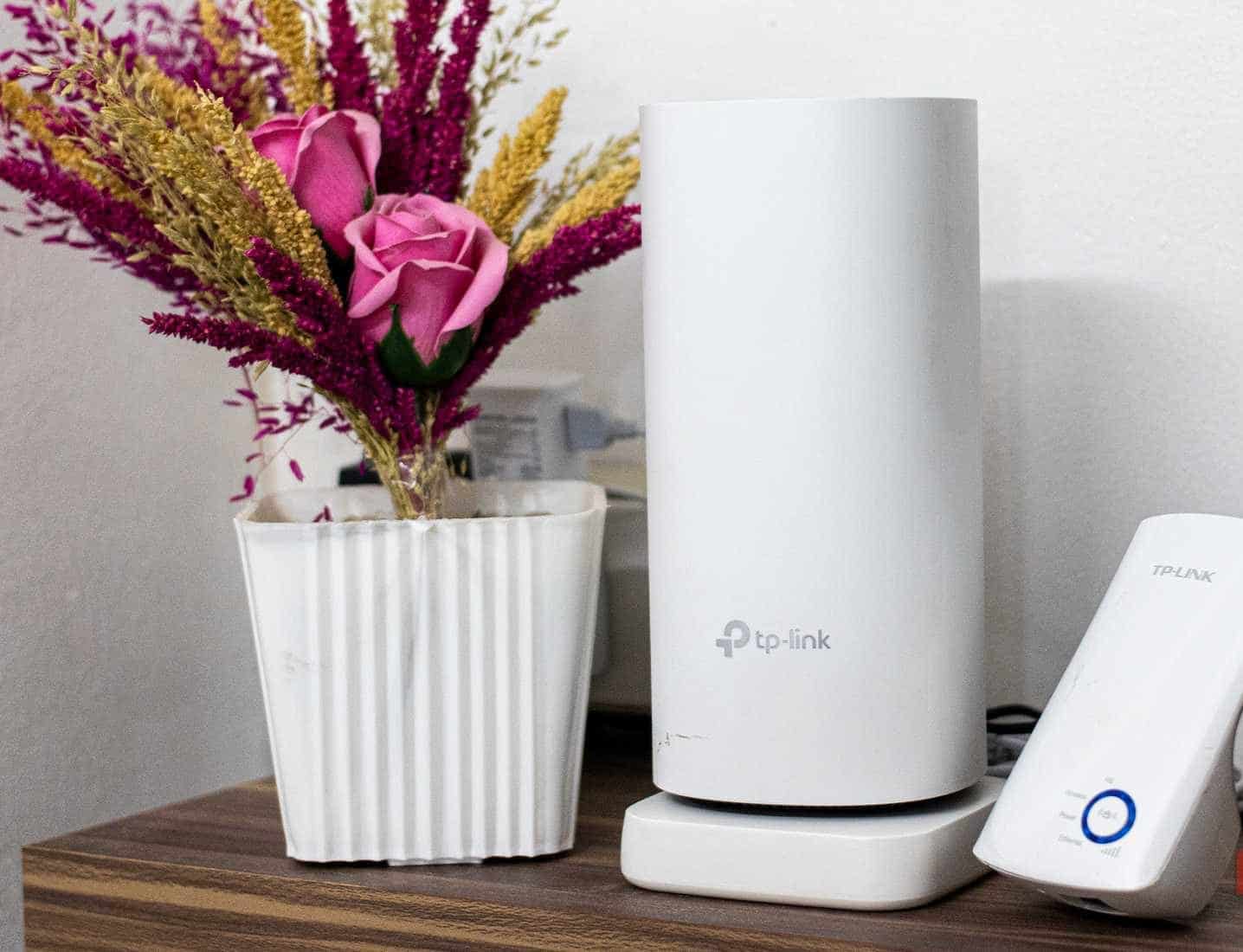 TP-Link Deco メッシュルーターを Wi-Fi リピーターの隣に設置