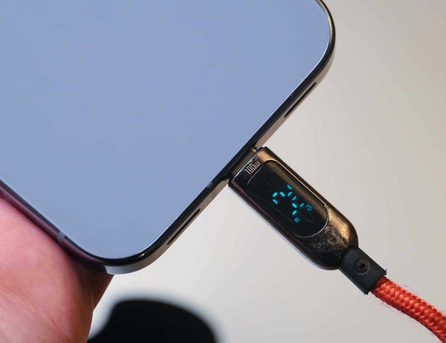 Un cavo USB-C carica il telefono Pixel 10 Pro con schermo.