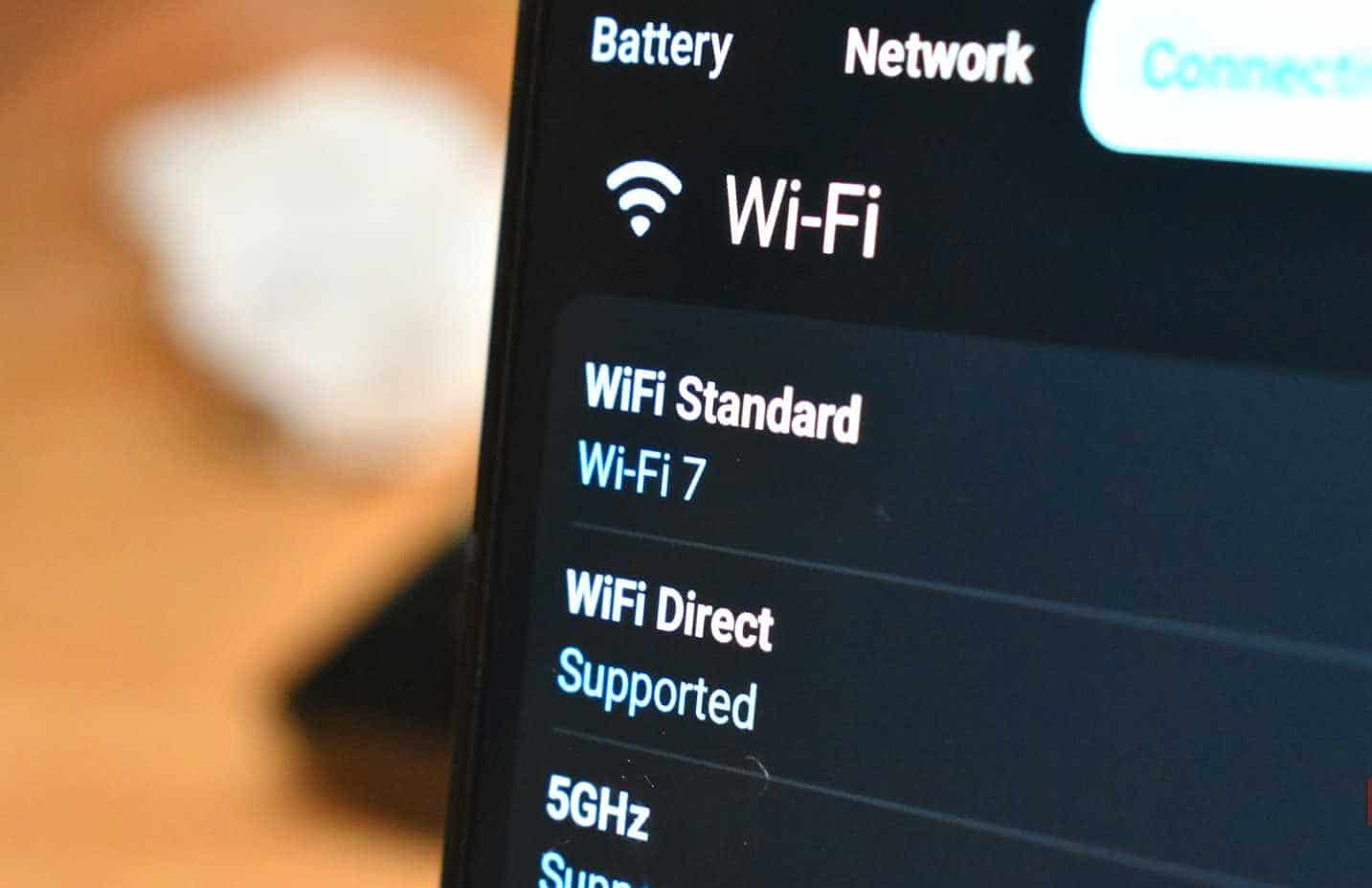 دعم WiFi 7 على شاشة هاتف Android الذكي.