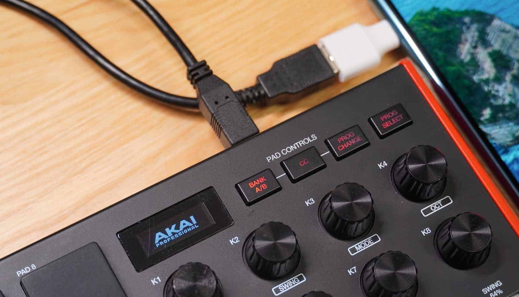 Una tastiera MIDI collegata a un computer con Windows 11.