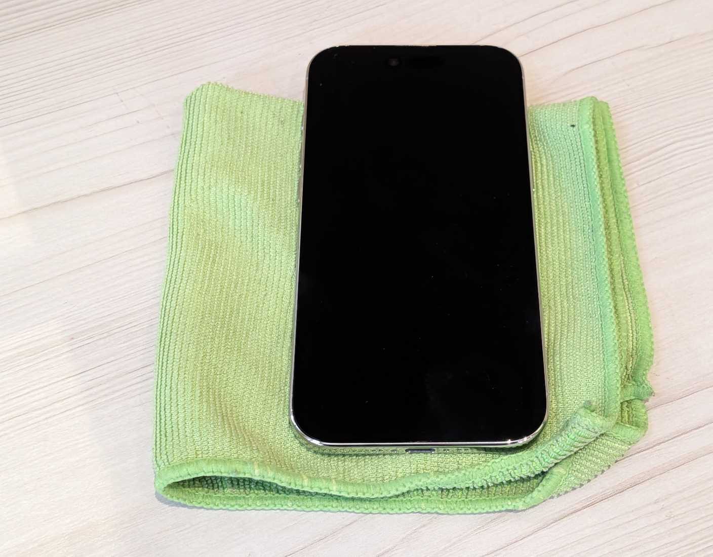 Pulisci il telefono con un panno in microfibra