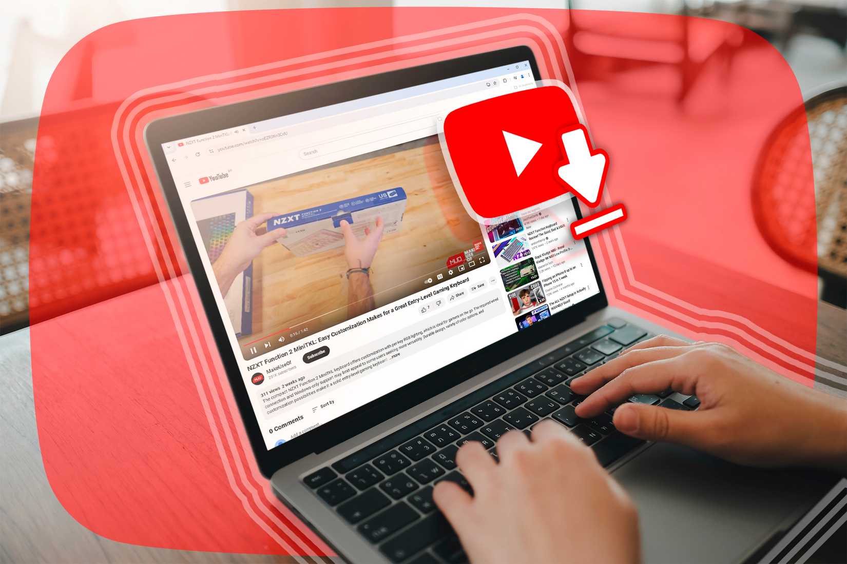 一台筆記型電腦，螢幕上打開著谷歌瀏覽器裡的 YouTube 視頻，螢幕前方有一個下載圖示。