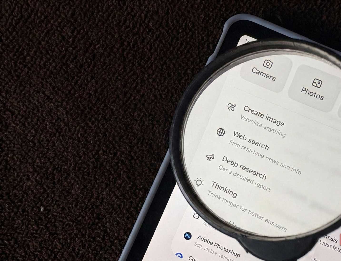 L'interfaccia di ricerca web di ChatGPT sullo schermo di un iPad.