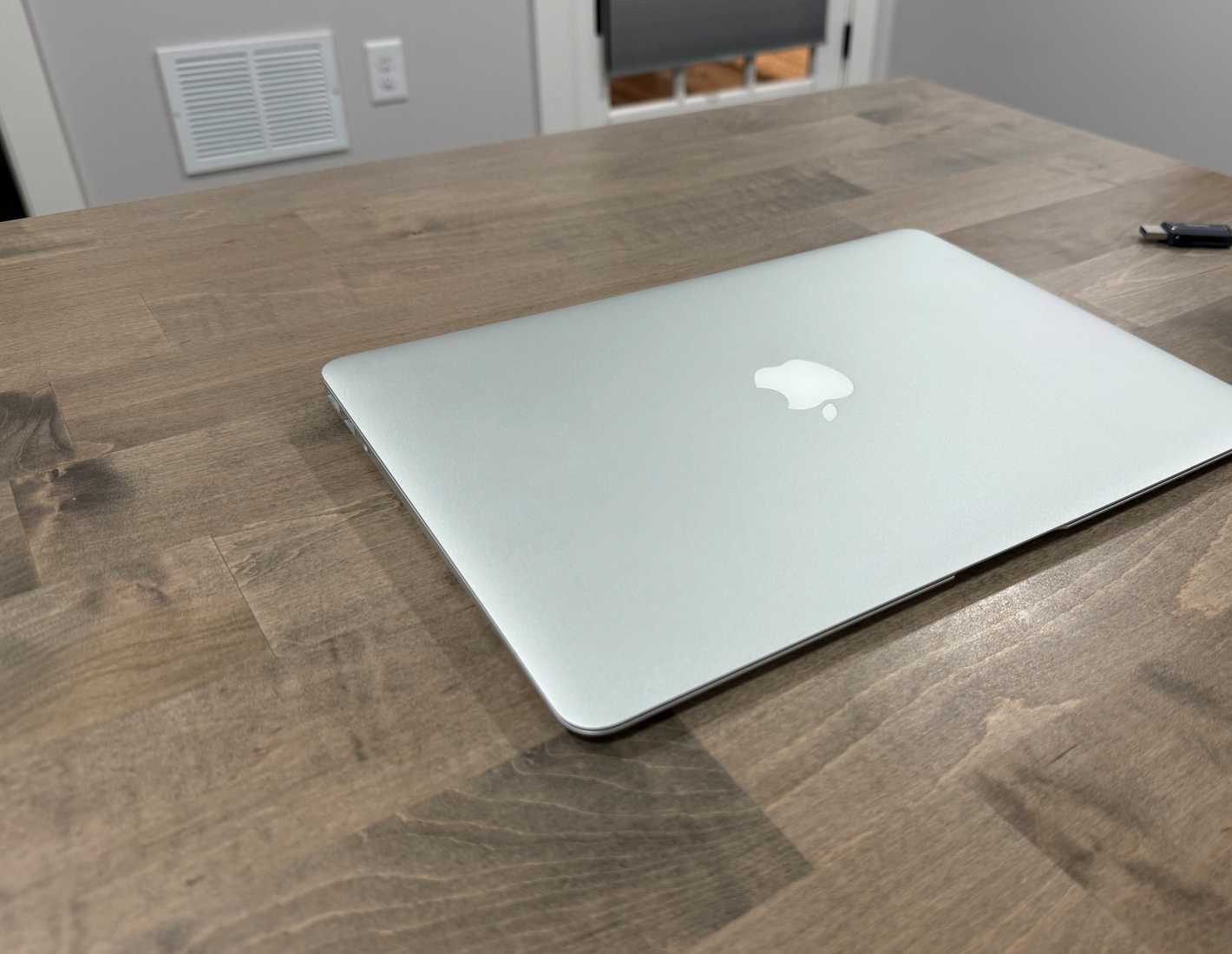 MacBook Air z 2017 roku zablokowany na biurku.