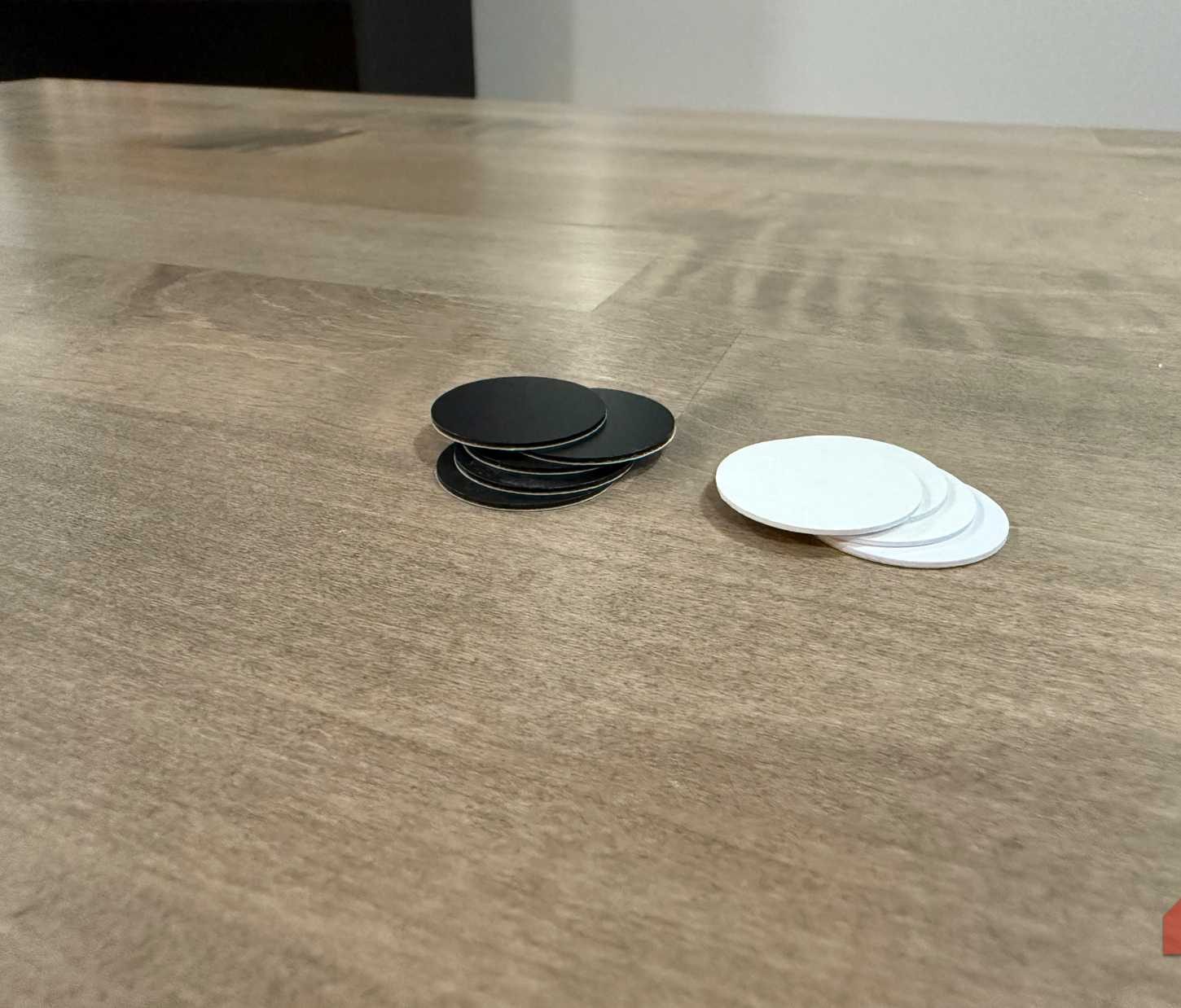 Stosy białych i czarnych tagów NFC na biurku